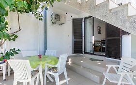 2 Bedroom Lovely Apartment In Pula